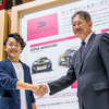 コペン「 DRESS-FORMATION DESIGN AWARD」でグランプリを受賞した、越阪部圭亮さん（左）と藤下修チーフエンジニア（右）