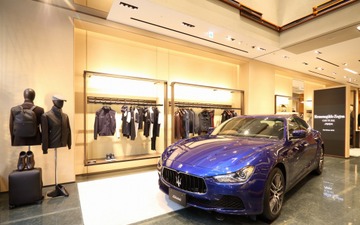シルク素材のインテリアを搭載したマセラティ ギブリS 銀座で展示中 画像