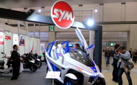 【東京モーターサイクルショー16】SYMが電動3輪モビリティのコンセプトを出展 画像