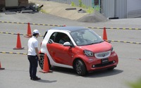 【メルセデス ドライビングアカデミー】超小回り「スマート」、女性の方が運転上手!? 画像