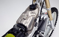 ホンダ CRF450R、チタン薄板を燃料タンクに採用---世界初 画像