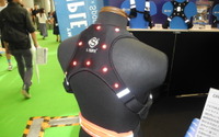 【ギフトショー16】LEDライト付のベスト X-VEST…夜間のランニングなどに 画像