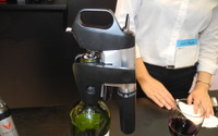 【ギフトショー16】まるで手品のよう、コルクを抜かずにワインが飲める…コラヴァン 画像