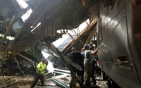 【新聞ウォッチ】NY近郊の終着駅で通勤列車が暴走---1人死亡、日本人含む100人超が負傷 画像