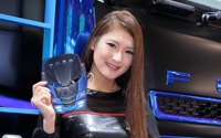 【東京モーターショー15】コンパニオン…三菱ふそう 画像