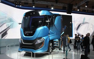 【ハノーバーモーターショー 16】謎のガンダム風トラック…IVECO 画像