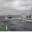 逃走する外国漁船を追跡する巡視船