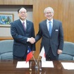 技術協力協定に署名した周局長（左）と高井専務理事（右）。