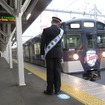 「L-train」の入線を見守る田辺監督。