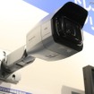 4K屋外対応ネットワークカメラ「WV-SPV781LJ」は超広角4倍ズームレンズを搭載し、4K解像度でH.264 30fpsのストリーミングを可能としている（撮影：防犯システム取材班）