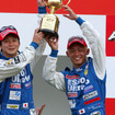 03年の全日本GT選手権（現SUPER GT）第3戦SUGOにおいてGT500クラスで優勝した脇阪寿一（左は当時のチームメイト飯田章）。