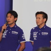ファクトリーチームを率いる吉川和多留監督（左）