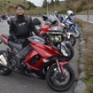 レンタルバイクにてツーリング中のREXさん。台湾ではカワサキZ800を所有する。