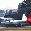 名古屋空港の南側滑走路端（RW34）で待機するX-2。現在は100km/h超の中速タキシー試験まで実施済み。