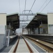 高架化工事がほぼ完了した近鉄名古屋線の川原町駅。2014年の下り線（右）に続き、上り線（左）も5月7日から高架線に切り替えられる。