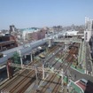 地上に複々線の線路が設けられている竹ノ塚駅付近。下り急行線が写真左側の高架線に切り替えられる。