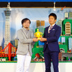 ジオラマを手がけたレゴ認定プロビルダーの三井淳平氏と、レゴジャパンマーケティングディレクターの長谷川敦氏