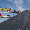 室屋義秀選手がエアレース・パイロットたちを率いて富士山でおもてなしフライト（6月1日）