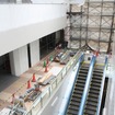 新駅舎2階部分の吹き抜けから下を見ると、地下に伸びる真新しいエスカレーターが見えた。