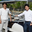 企画を担当した小川 主事（左）とデザイナーのジョン氏