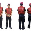 東京駅で期間限定のポーターサービスを実施。ポータースタッフ（写真）は赤い制服を着用する。