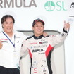 SUGO戦を制した関口雄飛（左はインパルの星野一義監督）。