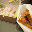 「カンナムキンパ」の桜キンパと、「米沢　琥珀堂」の米沢牛ステーキサンドイッチ（1個681円）