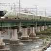 中央本線で試運転を行う『四季島』E001形。来年5月から営業運転が始まる。