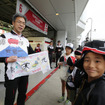子供たちもトヨタを応援（左は佐藤俊男チーム代表）。
