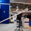 無人機「MQ-9」のメーカーであるジェネラル・アトミクス社が最新のコントロールステーションを展示。