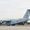 各国の空軍参謀を乗せ、滑走路へ向かうXC-2。
