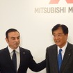 日産のゴーン社長（向かって左）と三菱自の益子現会長兼社長