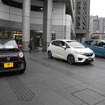 東京・青山の本社前には発売中の車がズラリと並ぶ