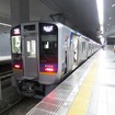関西空港駅で発車を待つ空港急行。来年1月のダイヤ改正にあわせ、8両編成で運転する列車を増やす。