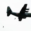 演習場の上空を数回に渡って通過し、降下は繰り返し実施される。こちらはC-130輸送機。