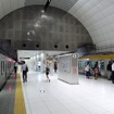 みなとみらい線は横浜駅のみホームドアが設置されているが、それ以外の駅は未整備だ。写真は元町・中華街駅。