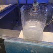 マイクロバブルを発生させた水。これで洗浄すると油分でさえも洗浄することができる。