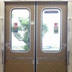 地下鉄車内は沿線の天王寺動物園にちなんだ「動物柄」、「ヒョウ柄」じゃないんです