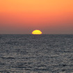 日没後半、今度は太陽がレンズ状に変形。