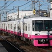 新京成の8800形。2014年から車体の塗装が順次変更されている。