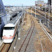 左が東武の栗橋駅、右の線路がJR線。その間に2社連絡線