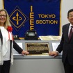 IEEEのカレン・バートルソン会長（向かって左）とホンダの八郷社長