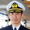 田邉明彦船長、予備自衛官で、かつては「輸送艦おおすみ」や「護衛艦ひゅうが」などの艦長を務めたという。輸送タイプ艦の超ベテランがナッチャンを動かす。