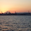 富士山の肩に日没する瞬間。