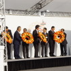 トヨタ自動車の役員からトヨタカローラ店の代表へ花冠を贈呈