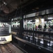 報道公開のため上野駅に入線する『四季島』E001形。
