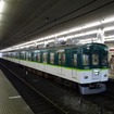 京阪本線は車両の形式によってドアの数や位置が異なる。写真は片側5ドアの車両。