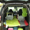 ホンダ『フリードプラス』の展示車両内ではASIMOのぬいぐるみが車中泊をしていた。