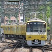 品川駅に入線する「KEIKYU YELLOW HAPPY TRAIN」。