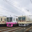 3種類の塗装がそろった8000形。リバイバルカラー（右）の車両は6月9日から運行される。
